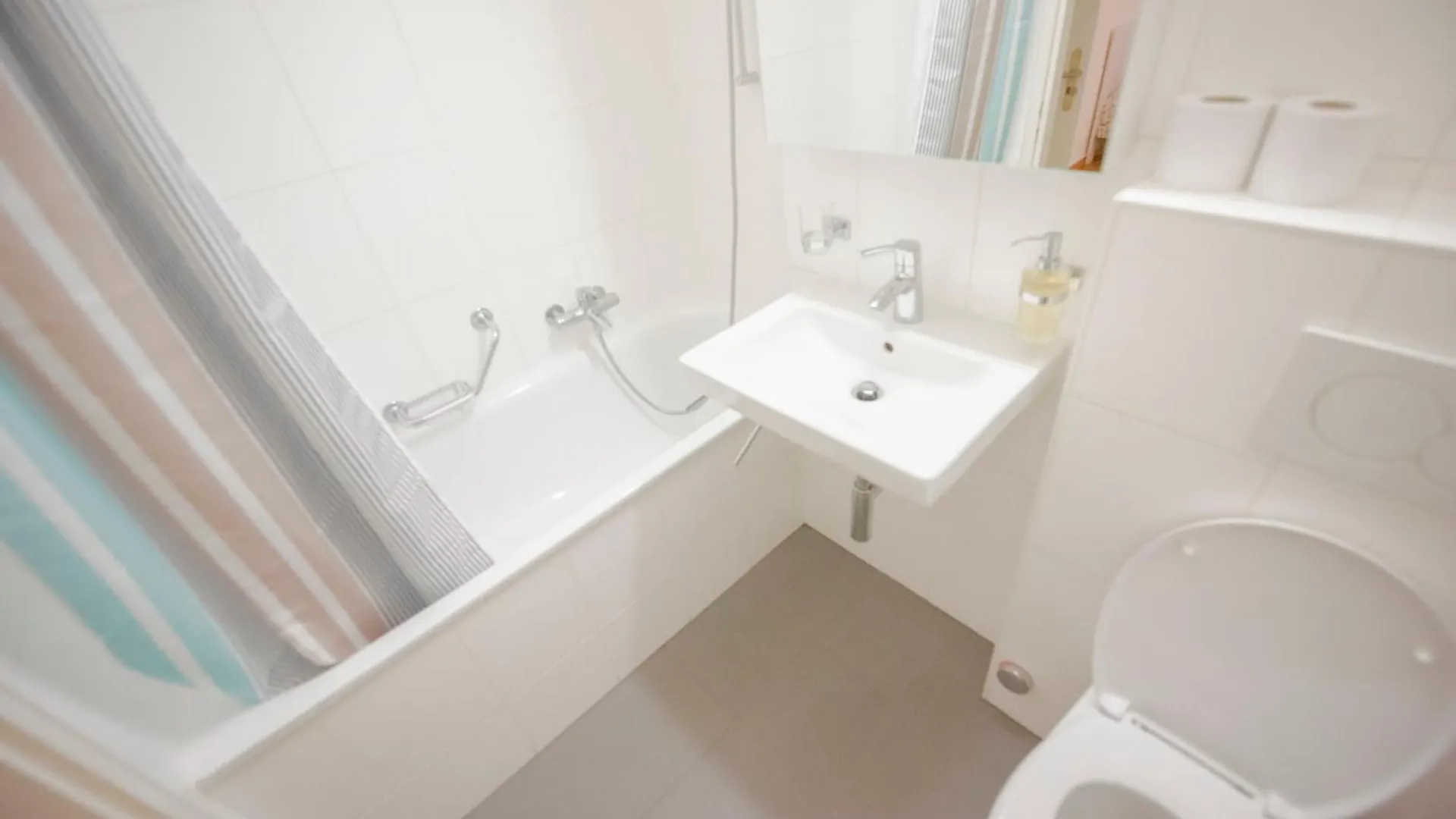 Studio Geneva City Center דירה